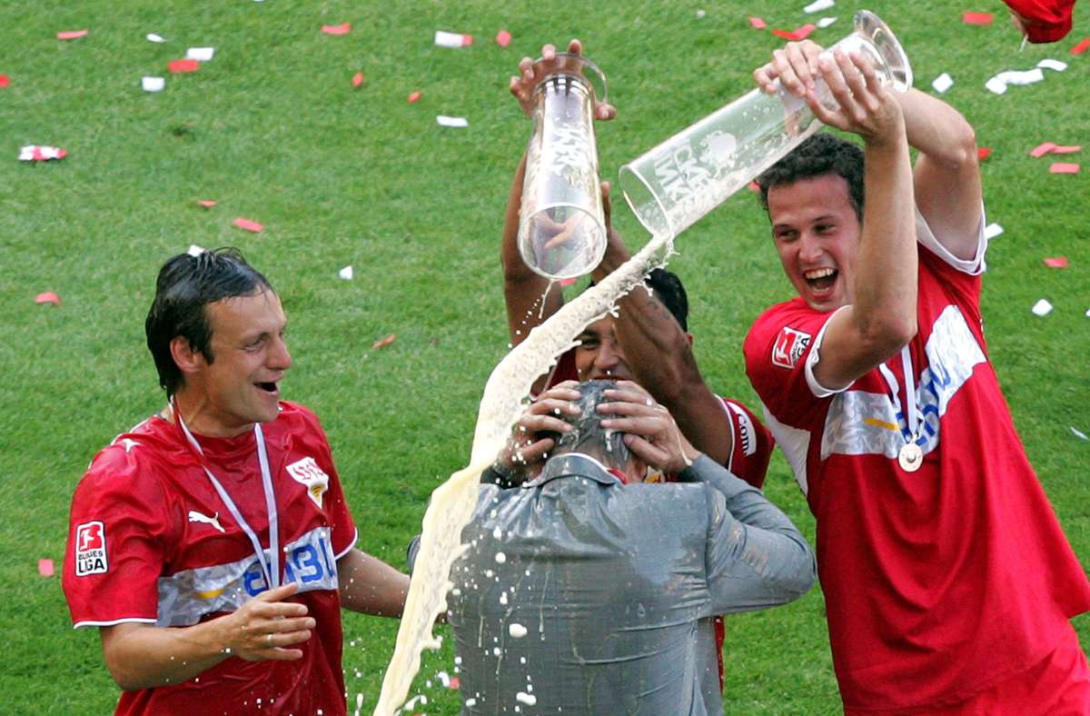 Der Trainer bekam derweil seine verdiente Dusche in seinem grauen Glücksanzug. Den hatte Veh die letzten acht Spiele über immer an,der VfB siegte acht Mal in Folge im Endspurt.