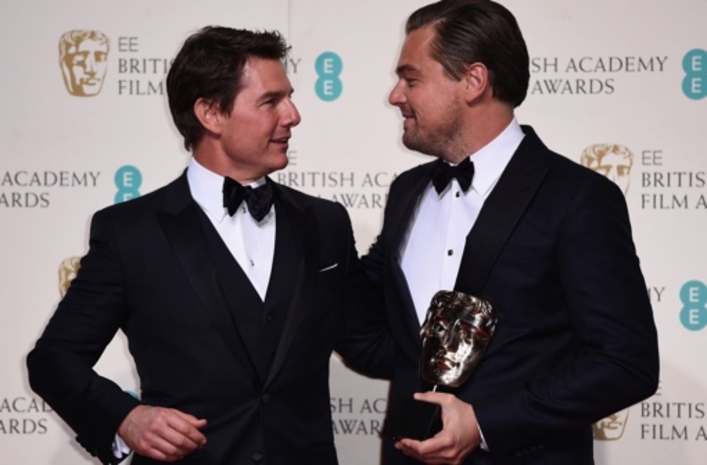 Leonardo DiCaprio (rechts) wird bei den britischen Filmpreise für seine Hauptrolle in „The Revenant“ ausgezeichnet. Den Preis überreicht hat ihm der Schauspielkollege Tom Cruise.