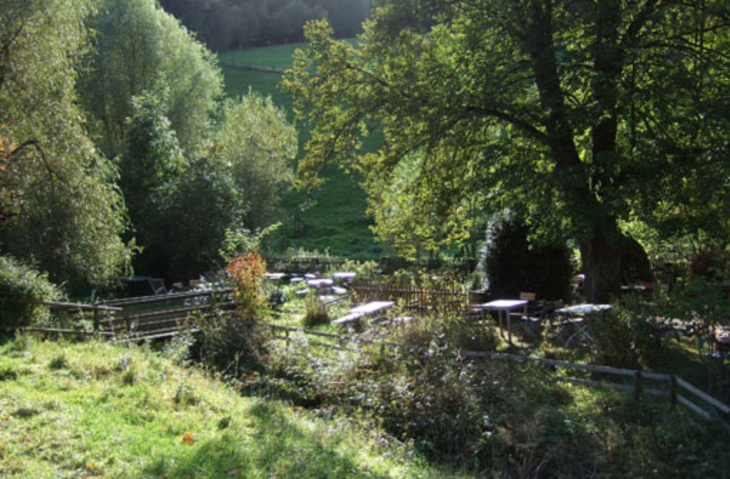Die Eselsmühle im landschaftlich reizvollen Siebenmühlental zwischen Musberg und Waldenbuch ist immer einen Abstecher wert. Wenn der Frühling in der Gartenwirtschaft Einzug gehalten hat, lässt man sich hier nach einer Wanderung gerne nieder.
