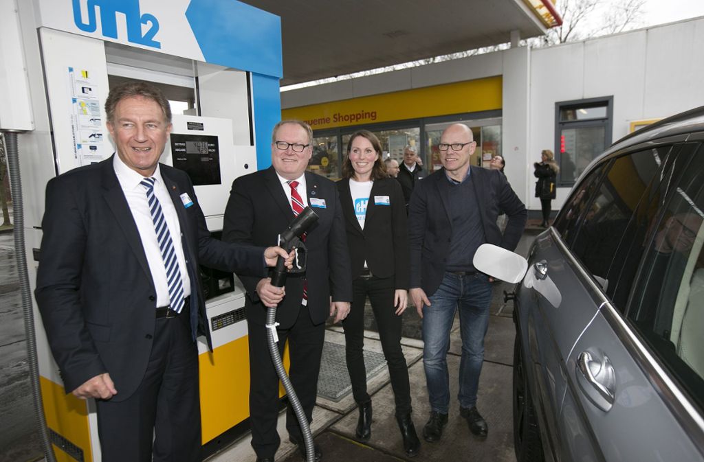 Der Parlamentarische Staatssekretär im Verkehrsministerium, Norbert Barthle (links), hat die erste Tankfüllung vorgenommen.
