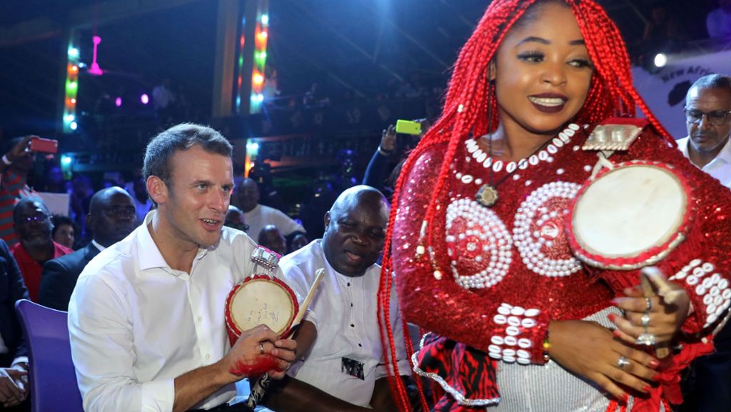  Emmanuel Macron hat im Club des legendären Afrobeat-Musikers Fela Kuti in Nigeria gefeiert. „Das ist afrikanische Energie“, schrieb Macron auf Twitter zu der schwungvollen Musik. 