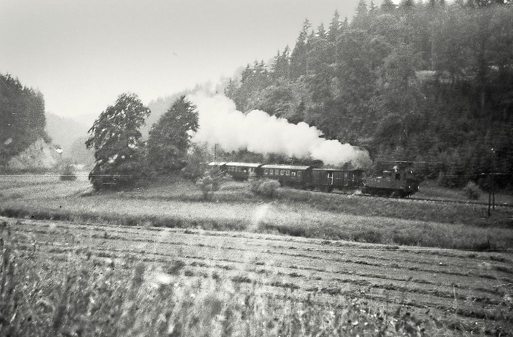 Auf einem historischen Foto ist zu sehen, wie der Hohenzollernzug von Mägerkingen nach Trochtelfingen fährt.