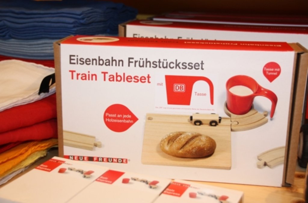 Geschenktipp des 1000Schön: Ein Eisenbahn-Frühstücksset aus hochwertigem Holz (29,80€) für kleine Eisenbahnliebhaber, die ihre kleinen Häppchen gerne von A nach B fahren lassen.