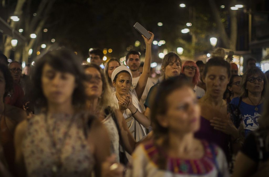 In Spanien ziehen die Menschen wegen der Terroranschläge trauernd durch die Straßen.