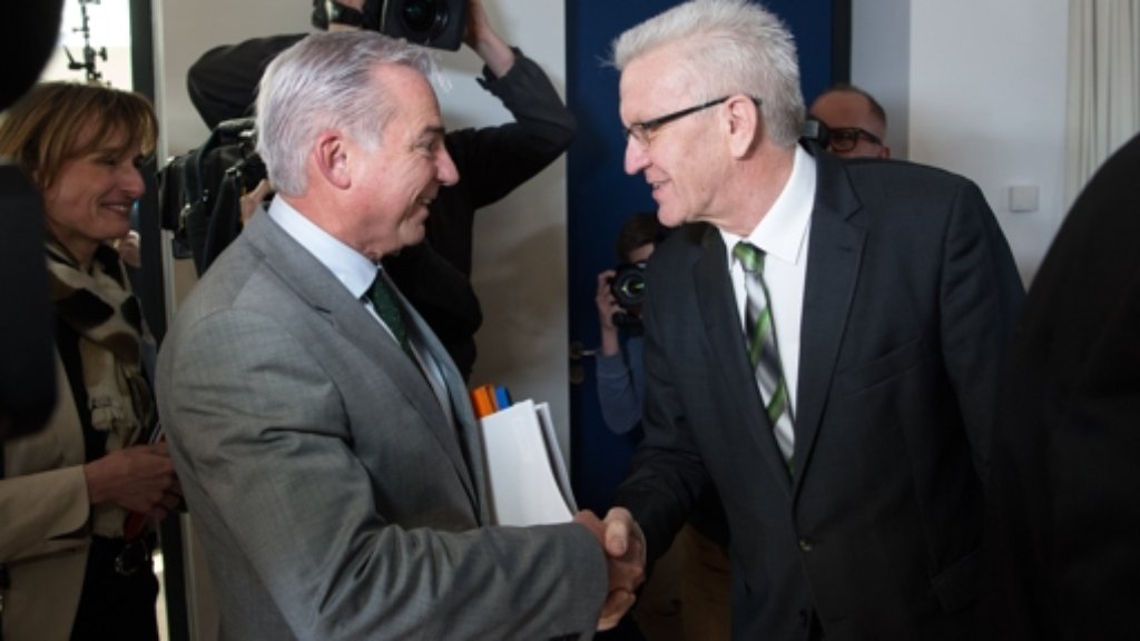 Sondierungsgespräche Grüne und CDU: Kretschmann kommt mit grün-schwarzer Krawatte
