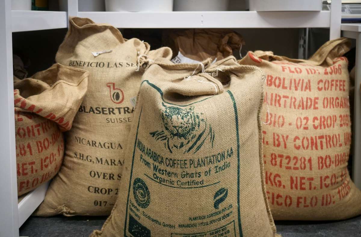 Im „Bean Market“ stapeln sich die Säcke mit Bohnen, die der Betreiber aus mehreren Ländern aus dem sogenannten Kaffeegürtel rund um den Äquator bezieht.