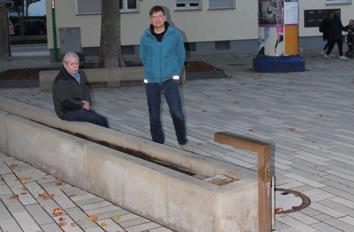 Der Vorsitzende des Vereins Kultur 70195, Uwe Tommasi (l.) und sein Stellvertreter Michael Kusche (r.) vor dem neuen Brunnen auf dem Marktplatz Foto: Torsten Ströbele