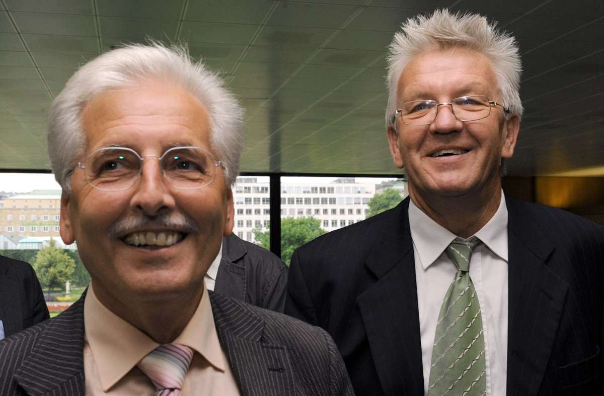 Sichtlich gut gelaunt und mit einer Frisur ganz nach dem Motto „Vom Winde verwehrt“ sind hier Kretschmann und Ulrich Noll (FDP) nach den Kommunal- und Europawahlen 2009 im baden-württembergischen Landtag zu sehen.