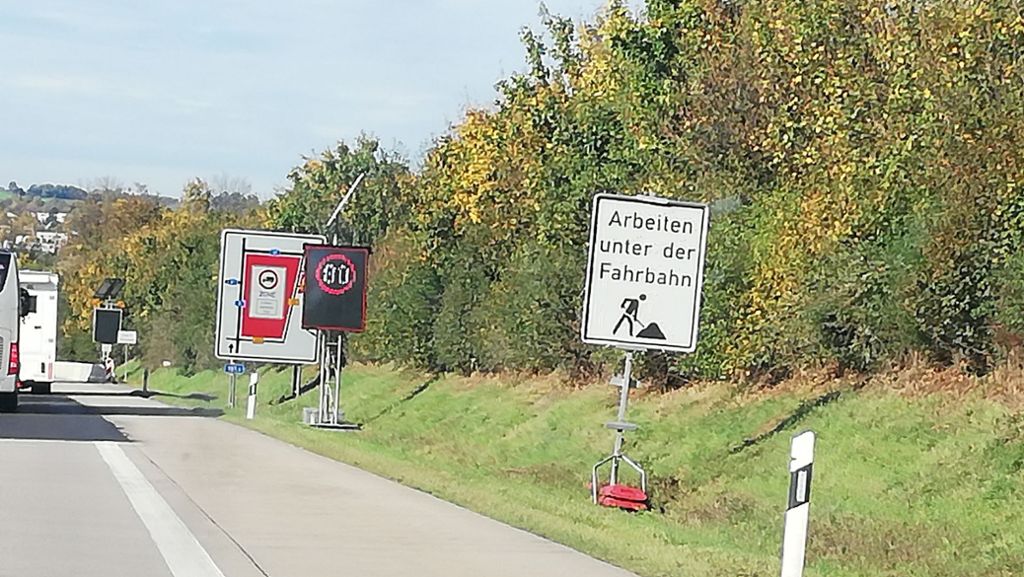 Schilder an A8 in Richtung Stuttgart: „Arbeiten unter der Fahrbahn“ – Was soll das denn?