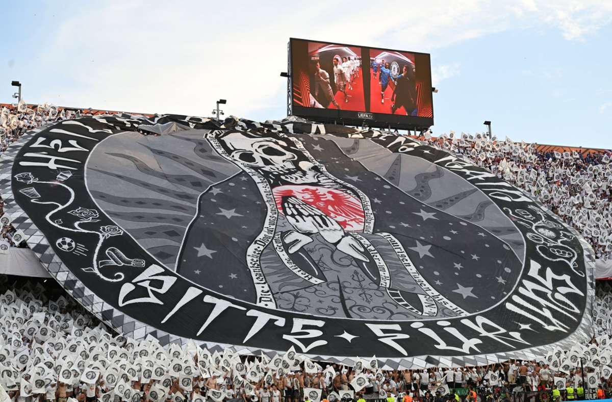 Riesiges Plakat der Eintracht-Fans im Ramon Sanchez Pizjuan Stadion.