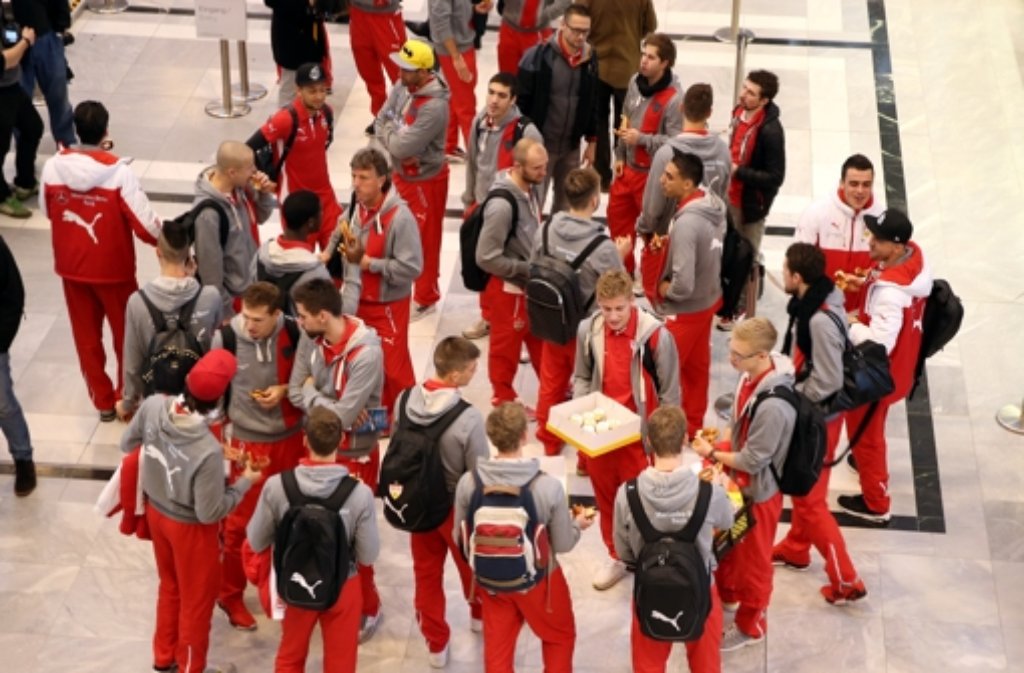 Die Profis des VfB Stuttgart vor dem Abflug ins Trainingslager nach Portugal.