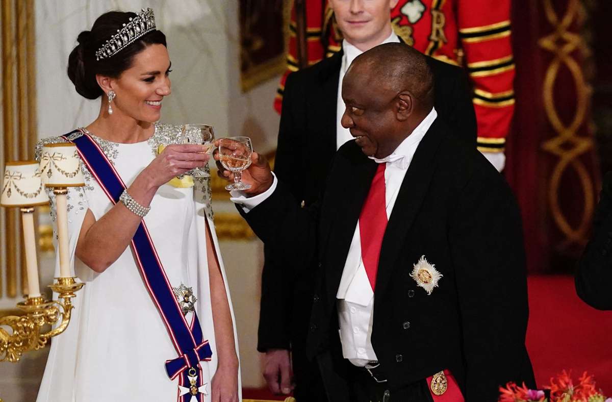 Ramaphosa stößt mit der Prinzessin von Wales an.
