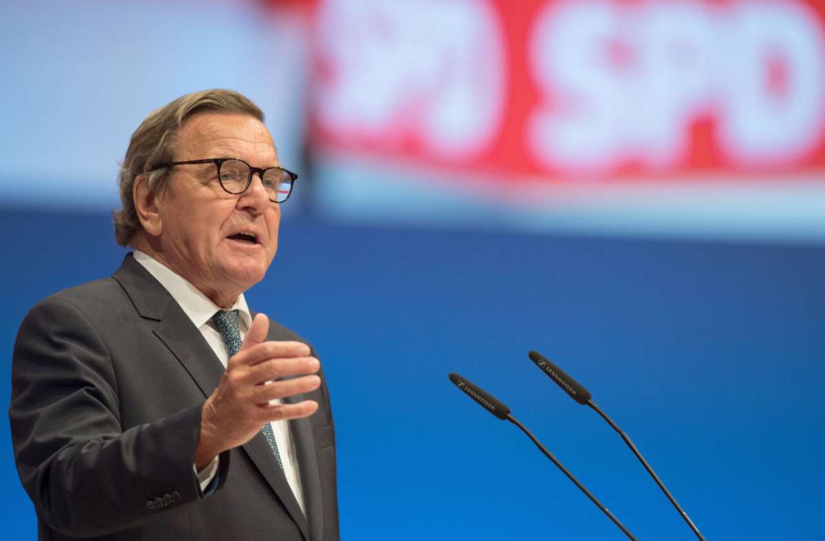 Gerhard Schröder blicke in seiner Amtszeit einer komplizierten außenpolitischen Lage entgegen, trotz der Anschläge auf das World Trade Center im Jahr 2011 verweigerte er der USA die Teilnahme am Irakkrieg.