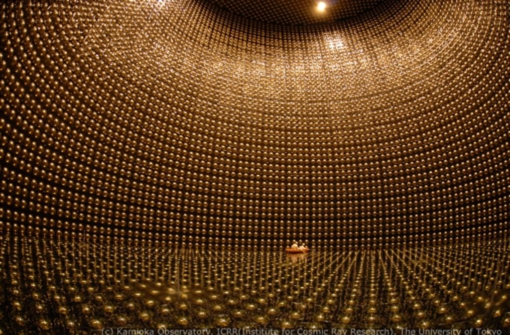 Die 11 000 Lichtdetektoren  des 50 000 Tonnen Wasser fassenden Super Kamiokande (Japan) empfangen einen Lichtblitz, sobald ein Neutrino mit einem Wasseratom kollidiert. Foto: University of Tokyo