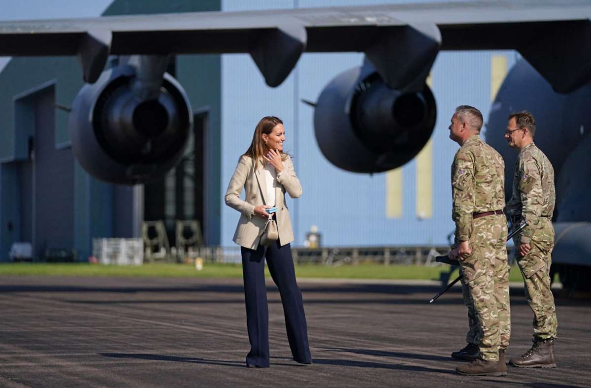 Herzogin Kate traf Soldaten, die vor Kurzem aus Afghanistan zurückgekehrt sind. Foto: AFP/STEVE PARSONS