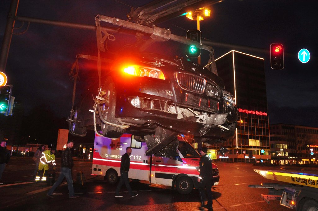 Sonntag gegen 6.00 Uhr Unfall mit 4 Verletzte Charlottenplatz
