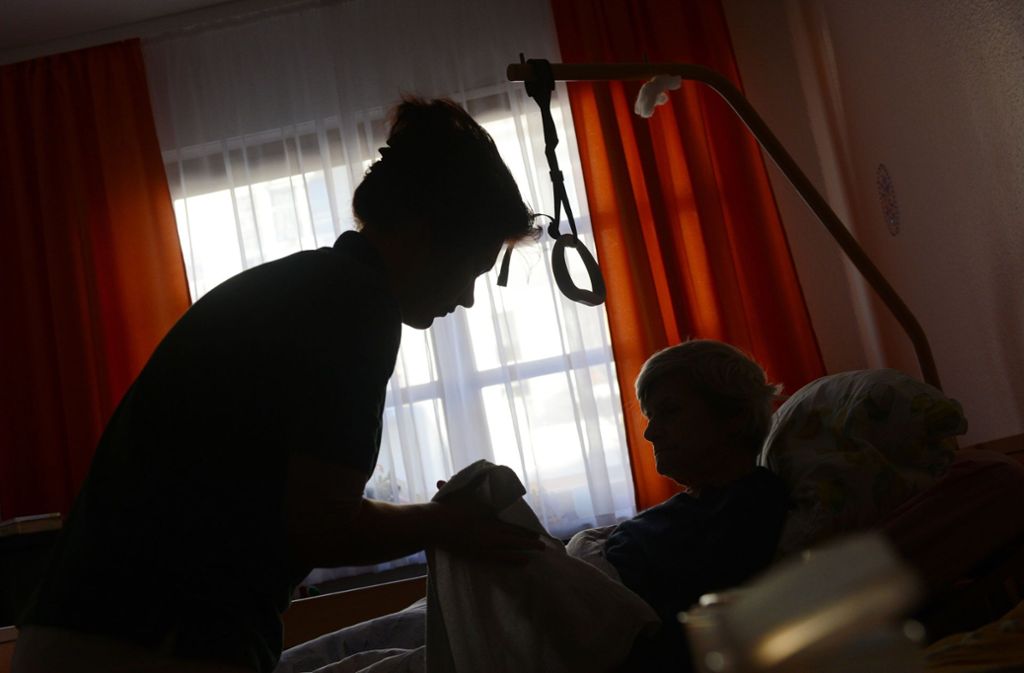Nicht nur die Bewohner von Pflegeeinrichtungen werden immer häufiger Opfer von Übergriffen. Auch viele Pflegekräfte sind während ihres Berufslebens mindestens einmal betroffen. (Symbolbild) Foto: dpa/Jens Kalaene