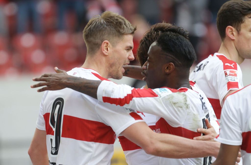 Simon Terodde (links) Carlos Mané jubeln über den Sieg des VfB Stuttgart gegen den SV Sandhausen.
