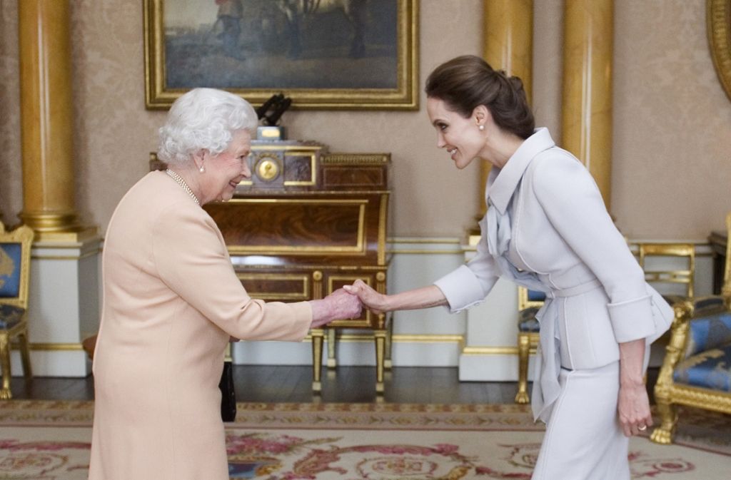 In einer Privataudienz im Buckingham-Palast hat Queen Elizabeth II der Schauspielerin 2014 die Ordenszeichen einer „Honorary Dame Commander“ überreicht. Damit würdigte die Monarchin Jolies Kampf gegen sexuelle Gewalt.