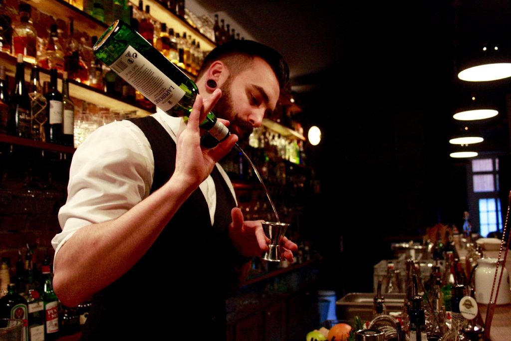 Julian Klotz (25) ist Barkeeper im Paul & George... Foto: Nadja Dilger
