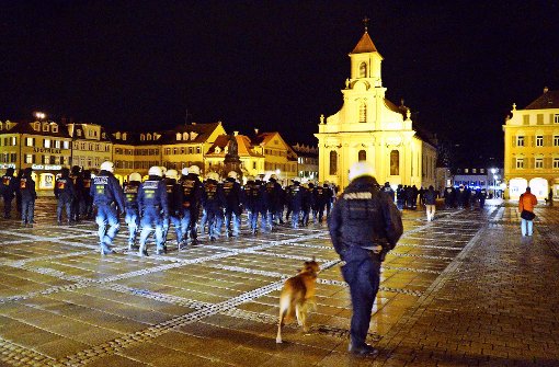 Ludwigsburg wird zum Schauplatz einer Auseinandersetzung zwischen türksichen und kurdischen Jugendbanden. Die Polizei setzt auf massive Präsenz. Foto: dpa