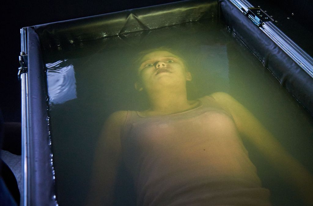 Die Szene aus dem Tatort „Meta“ zeigt die Leiche eines Mädchens. Zu der toten Prostituierten passt der Finger, der den Ermittlern per Post zugeschickt wurde.