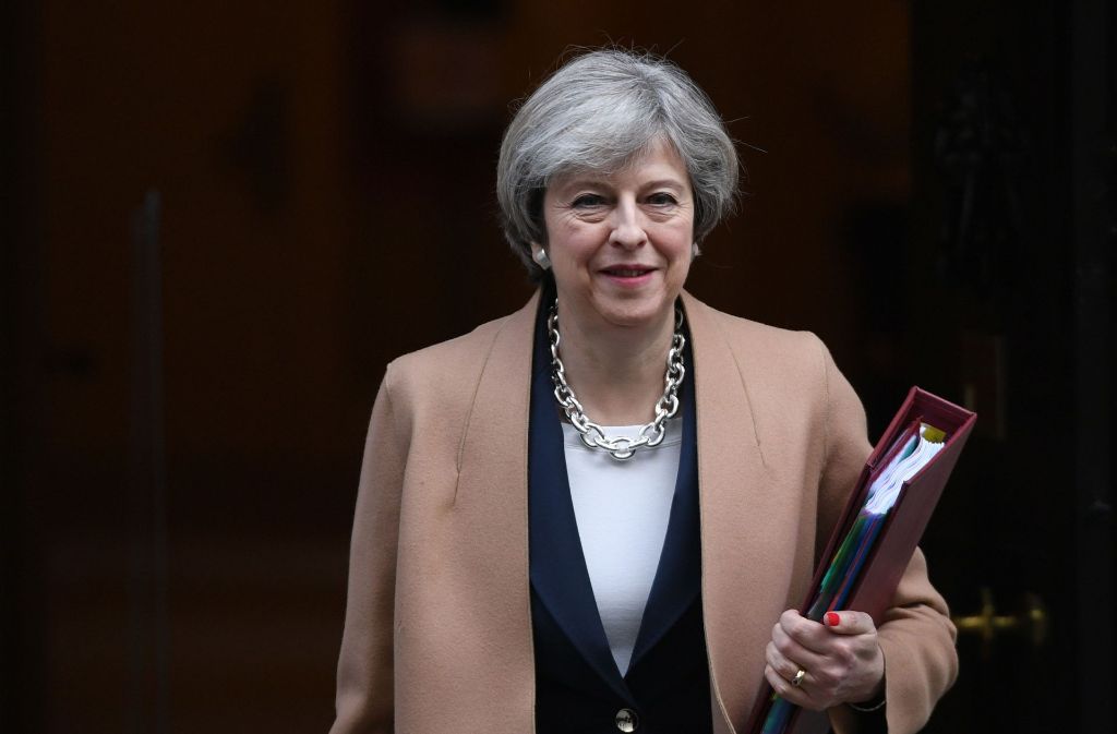 Schwarz, weiß und beige: die Bekleidung der britischen Premierministerin Theresa May könnte fast nicht schlichter sein. Nur ihre Schuhe sorgen des öfteren für Aufsehen.