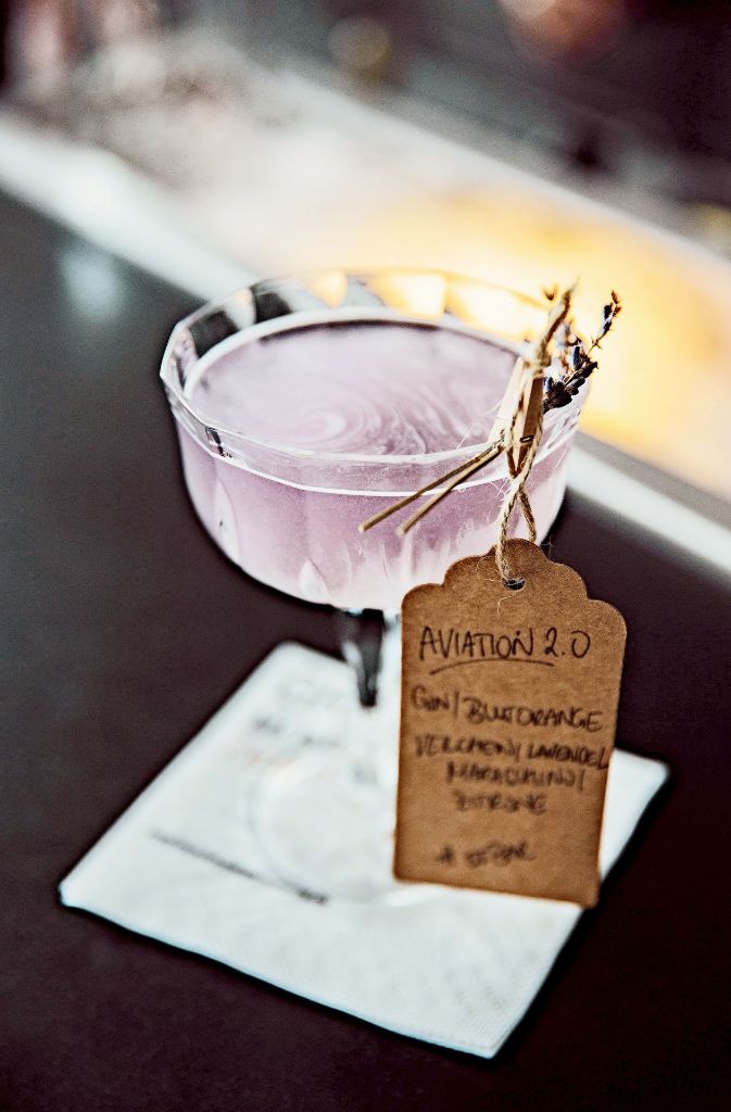 Mit Lavendel angesetzter Gin, sizilianische Blutorange, Veilchenlikör, Maraschino, Zitronensaft – das ist der Aviation 2.0!