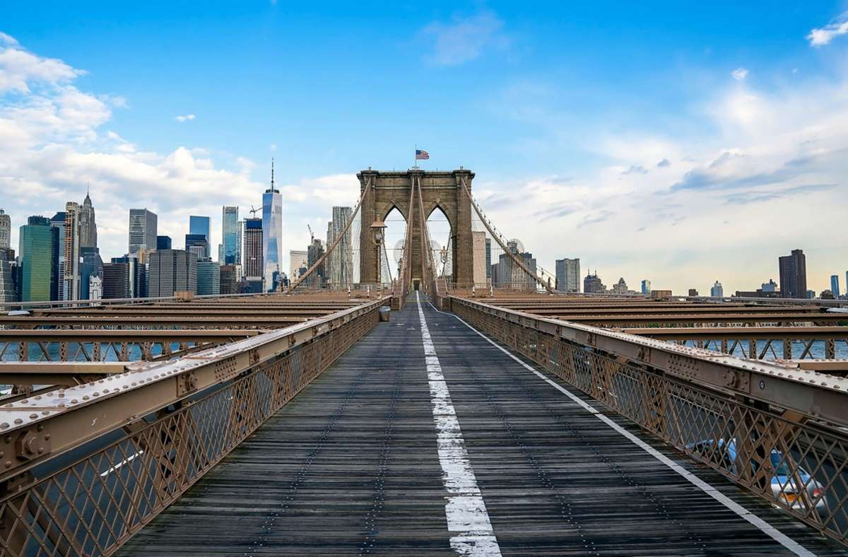 Die Brooklyn Bridge in New York ist wie ausgestorben.
