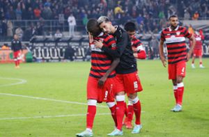 Trost von Ersatzspieler Atakan Karazor: Serhou Guirassy und der VfB gehen in Mönchengladbach leer aus. In unserer Bildergalerie sehen Sie mehr vom Spiel. Foto: Baumann