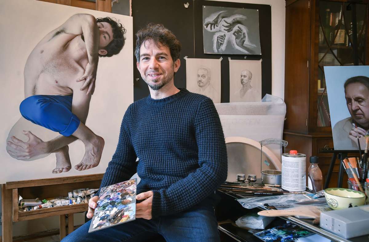 Massimiliano Pironti in seinem Atelier im Stuttgarter Westen. Das Selbstporträt links entstand zu Beginn der Coronapandemie.