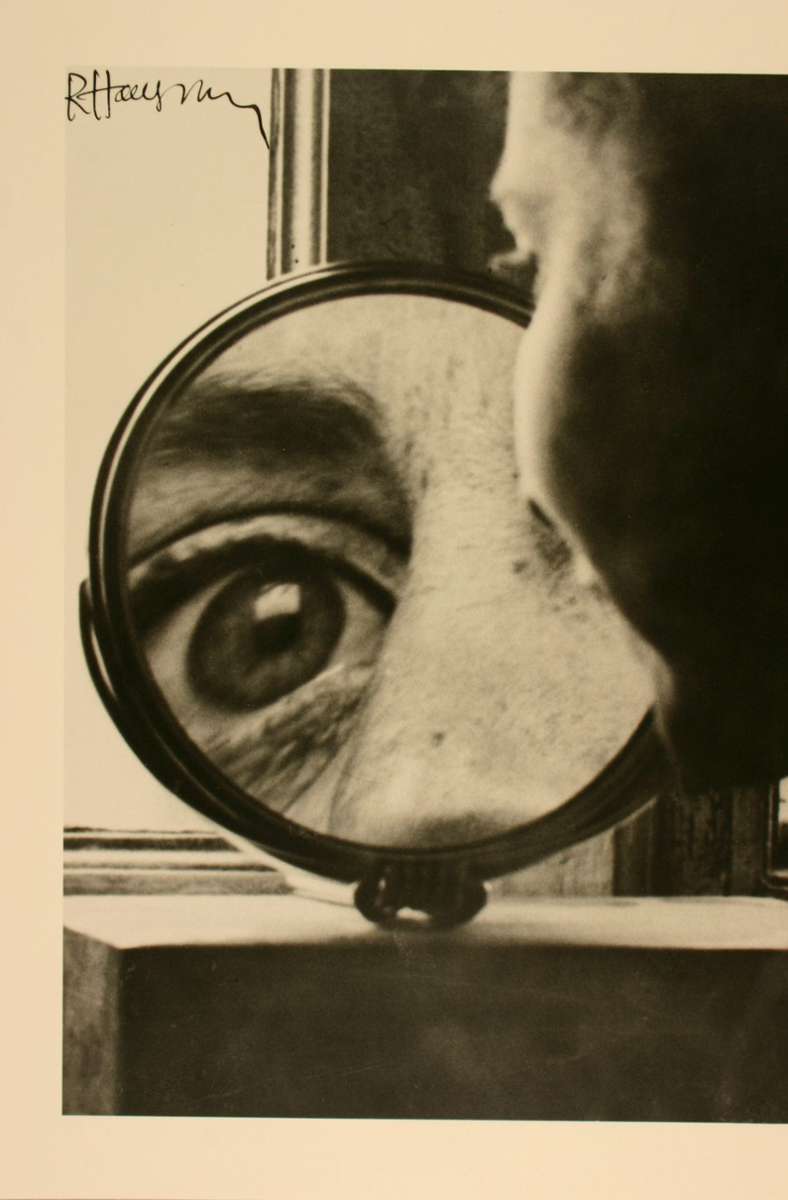 Von Raoul Hausmann ist nur ein riesiges Auge zu sehen.