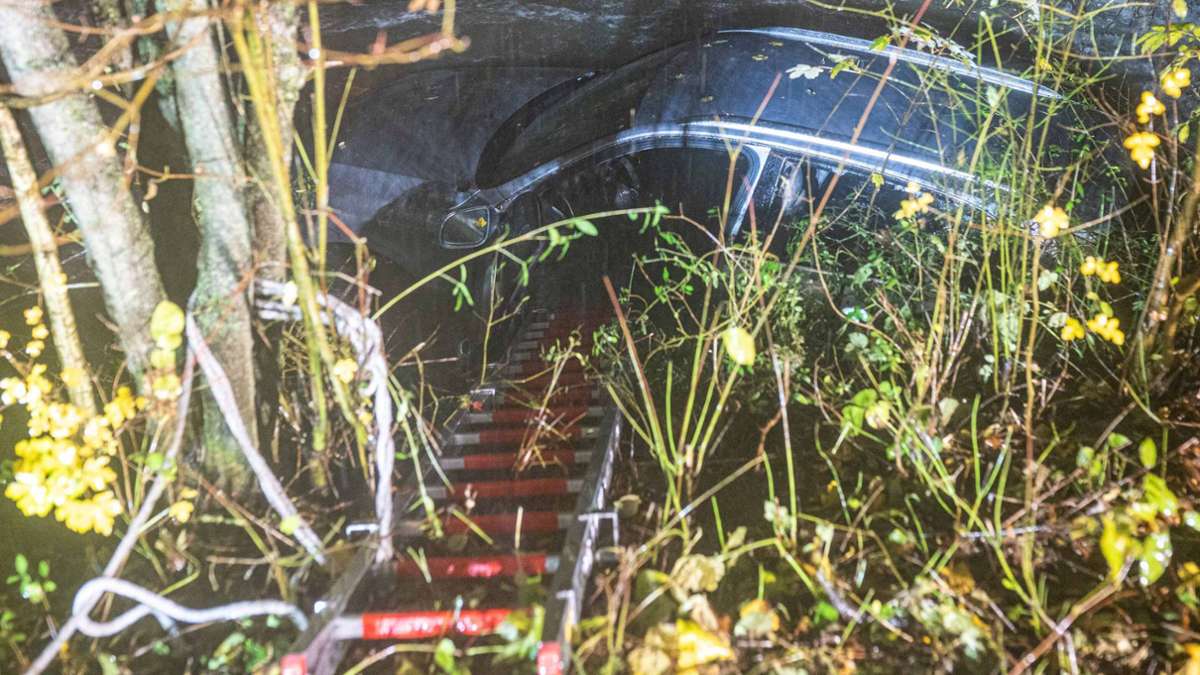 Vorfall in Waiblingen: Auto  „fährt in Bachbett spazieren“ – 84-Jähriger unterkühlt