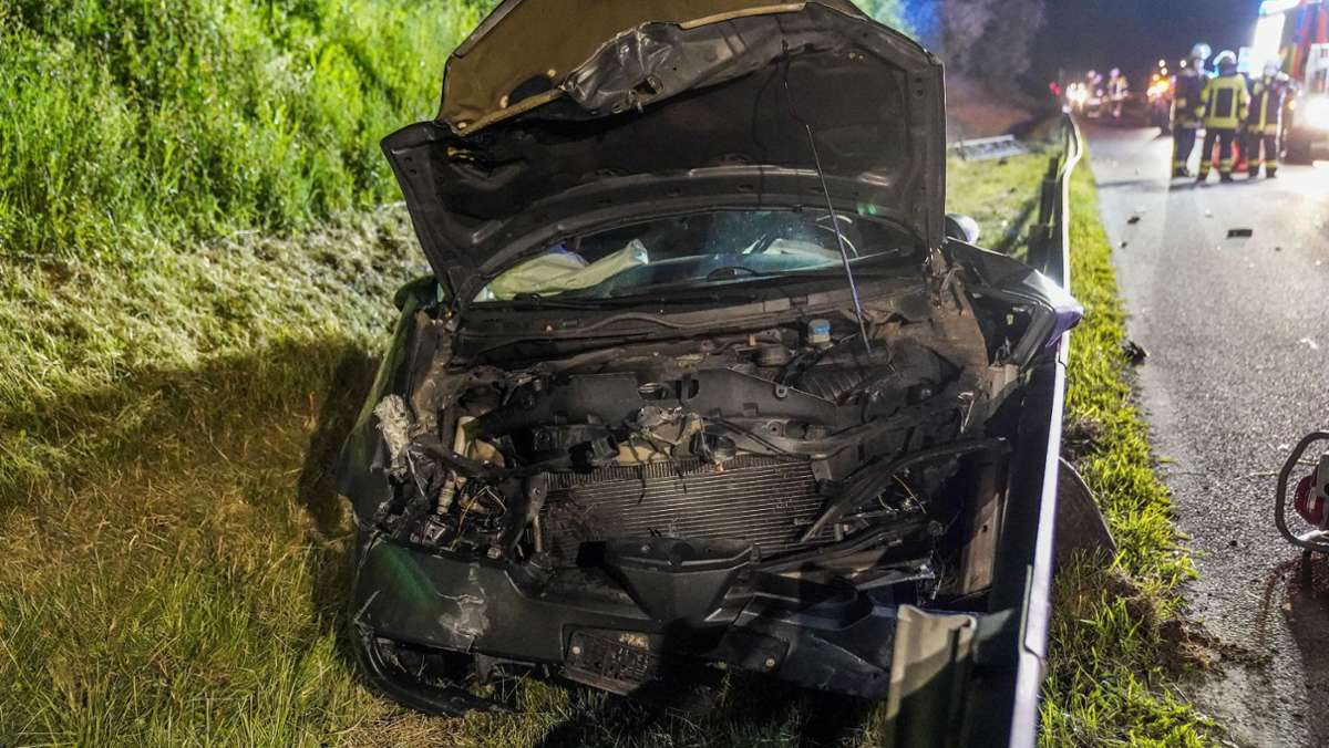  In der Nacht auf Mittwoch ist ein junger Autofahrer auf der A8 bei Kirchheim/Teck (Kreis Esslingen) von der Fahrbahn abgekommen. Offenbar war der 21-Jährige eingeschlafen. 