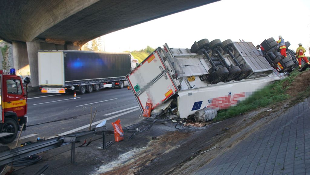 Unfall auf der A 8 bei Rutesheim: Lastwagen kippt um