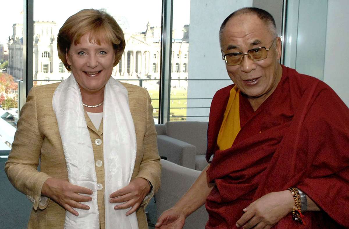September 2007: Angela Merkel empfängt den Dalai Lama, das geistige Oberhaupt der Tibeter. China sieht Tibet als Teil seines Staatsgebiets an. Dass Merkel den Dalai Lama empfing, stieß damals auch innerhalb Deutschlands auf kritische Stimmen. Merkel sagte nach dem Besuch des Dalai Lamas der Bild-Zeitung: „Als Bundeskanzlerin entscheide ich selbst, wen ich empfange und wo“.