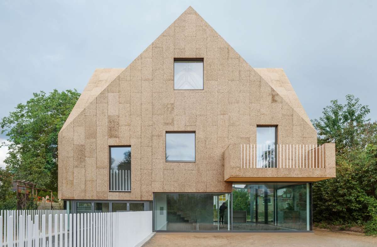 Nachhaltiges Bauen mit natürlichen Materialien: Die Hülle des Einfamilienhauses in Berlin ist aus Kork, entworfen wurde es von Marc Dufour-Feronce und Andreas Reeg.Foto:Gui Rebelo/rundzwei Architekten Foto:  