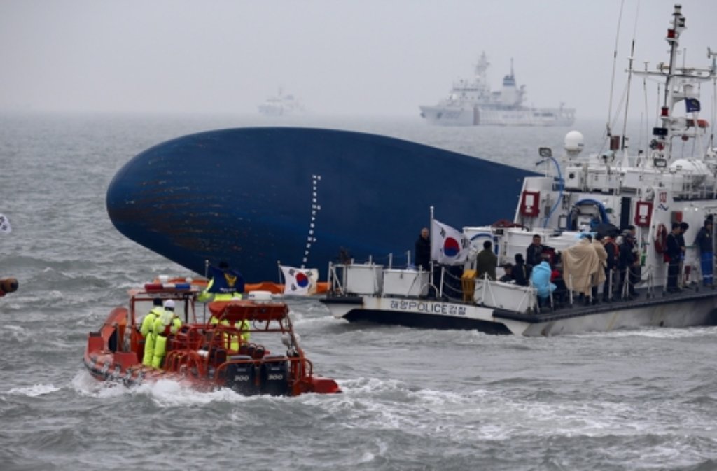 Rettungsmannschaften suchen weiter fieberhaft nach Überlebenden unter den fast 300 Vermissten vor der Küste Südkoreas.