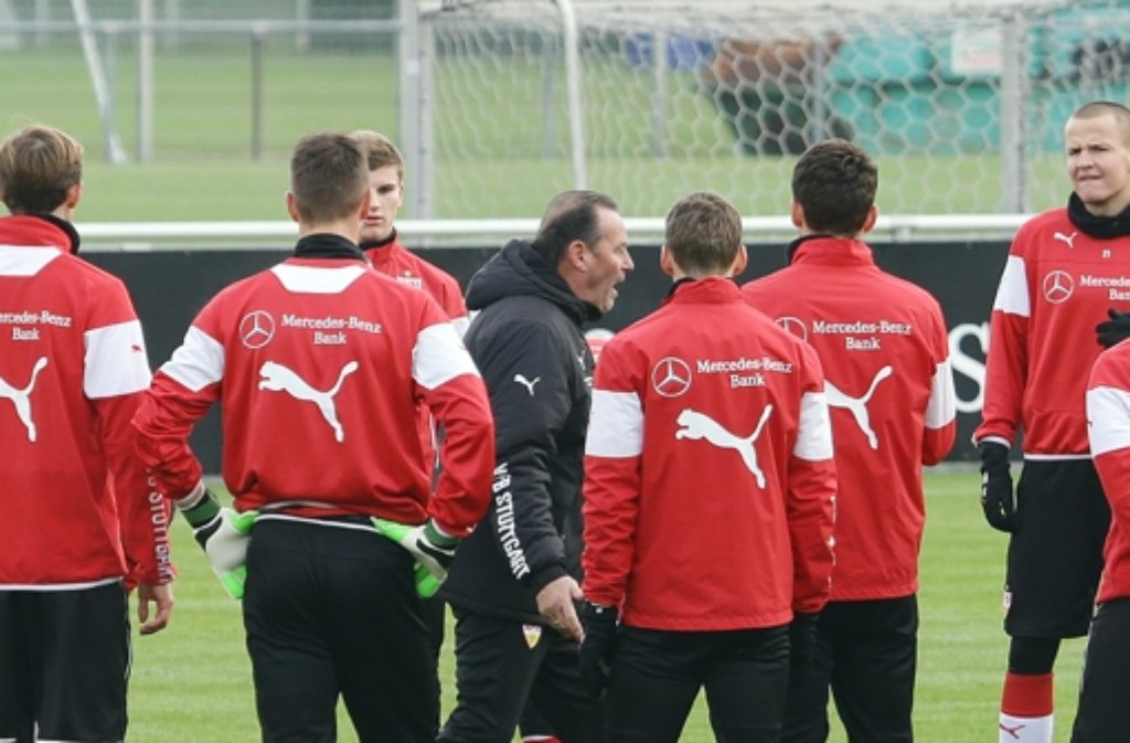 Tag 40 - 3. Januar 2015: So früh wie kein anderer Bundesliga-Trainer bittet Stevens seine Mannschaft zum Trainingsauftakt. "Wir brauchen jeden Tag", beteuert der frühere Schalker Trainer und fordert: "Ich will, dass Zug drin ist im Training."