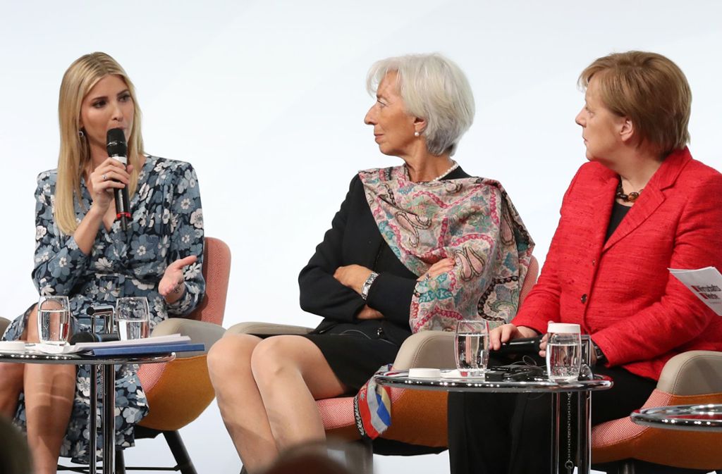 Ivanka Trump spricht auf dem G-20-Frauengipfel zur Chefin des Internationalen Währungsfond (IWF), Christine Lagarde, und der Bundeskanzlerin Angela Merkel.