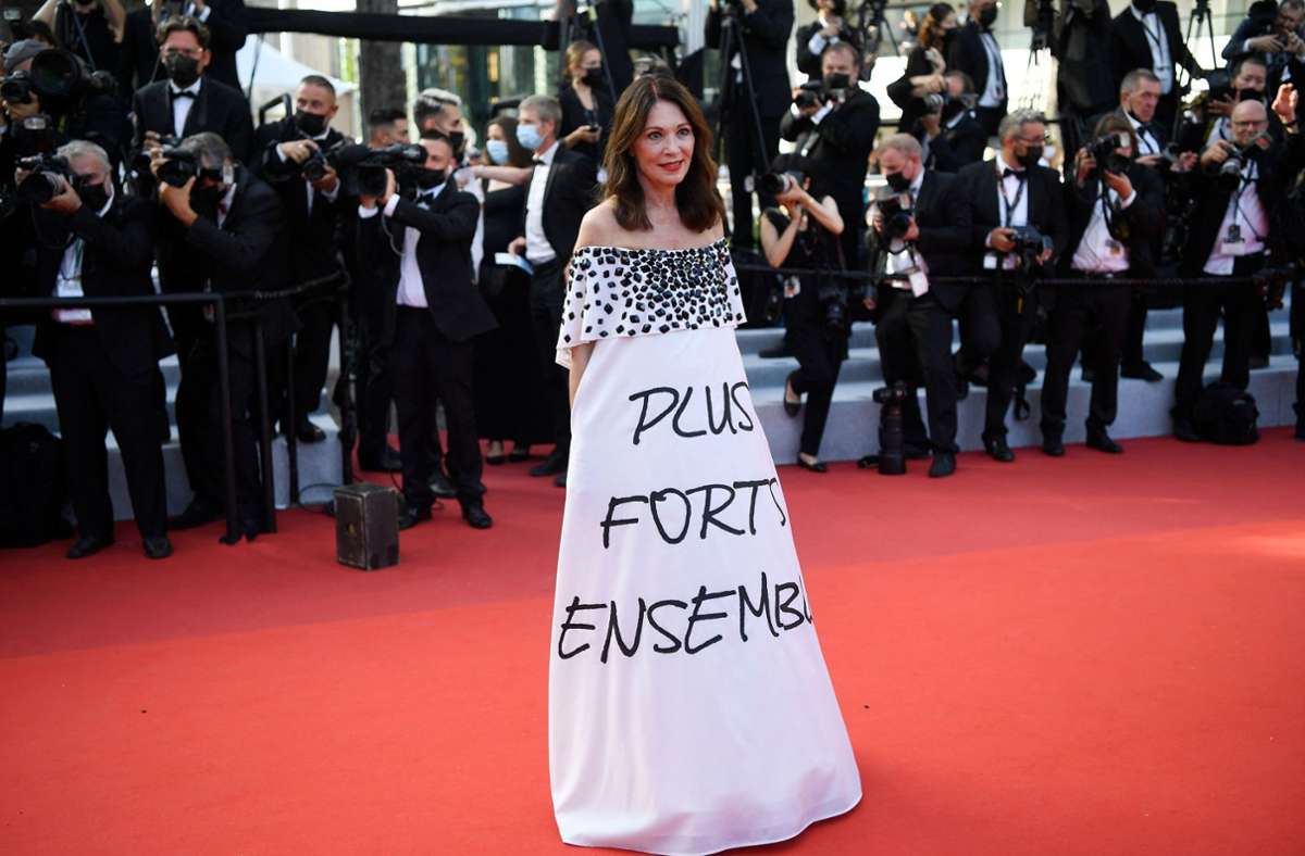 „Plus Forts Ensemble“ – stärker gemeinsam – steht auf Iris Berbens Kleid.