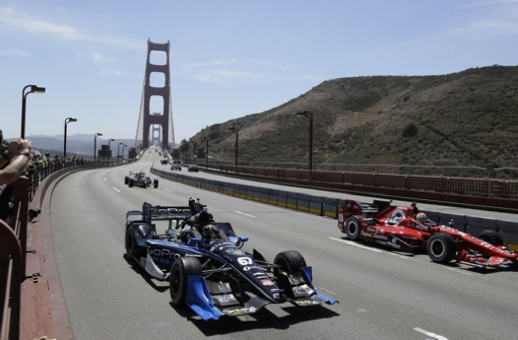 Die Kollegen des tödlich verunglückten IndyCar-Piloten Justin Wilson bei der Formationsfahrt auf der Golden Gate Bridge in San Francisco.