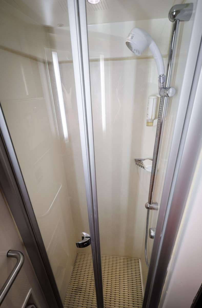 Einige Abteile sind mit eigener Dusche ausgestattet.