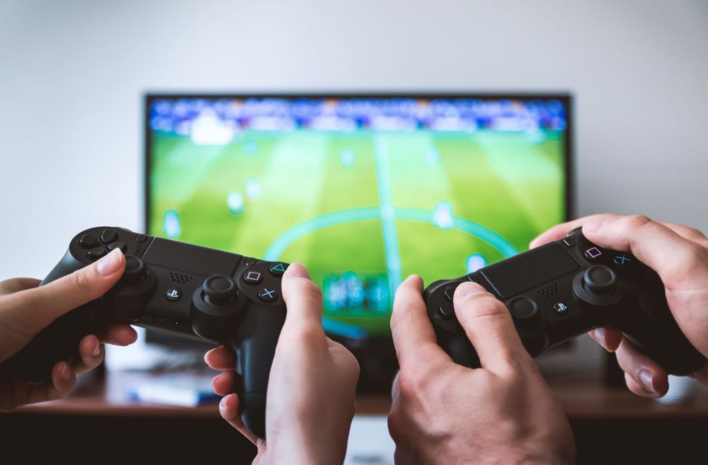Spiel’ die ganze Zeit, wie in Fifa: Games sind ein Hobby, das mit dem Partner noch viel mehr Spaß macht. Perfekt dafür sind Koop-Spiele ohne Kampf um den Controller.