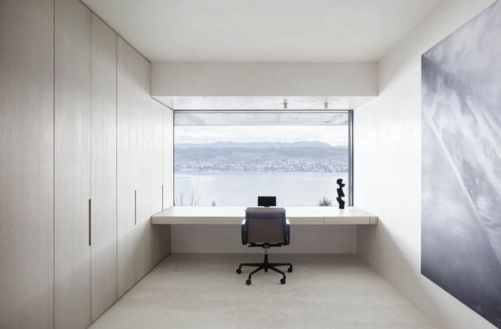 Die Innenräume bestechen durch elegante Kühle: Weiß und Schwarz werden effektvoll kombiniert.