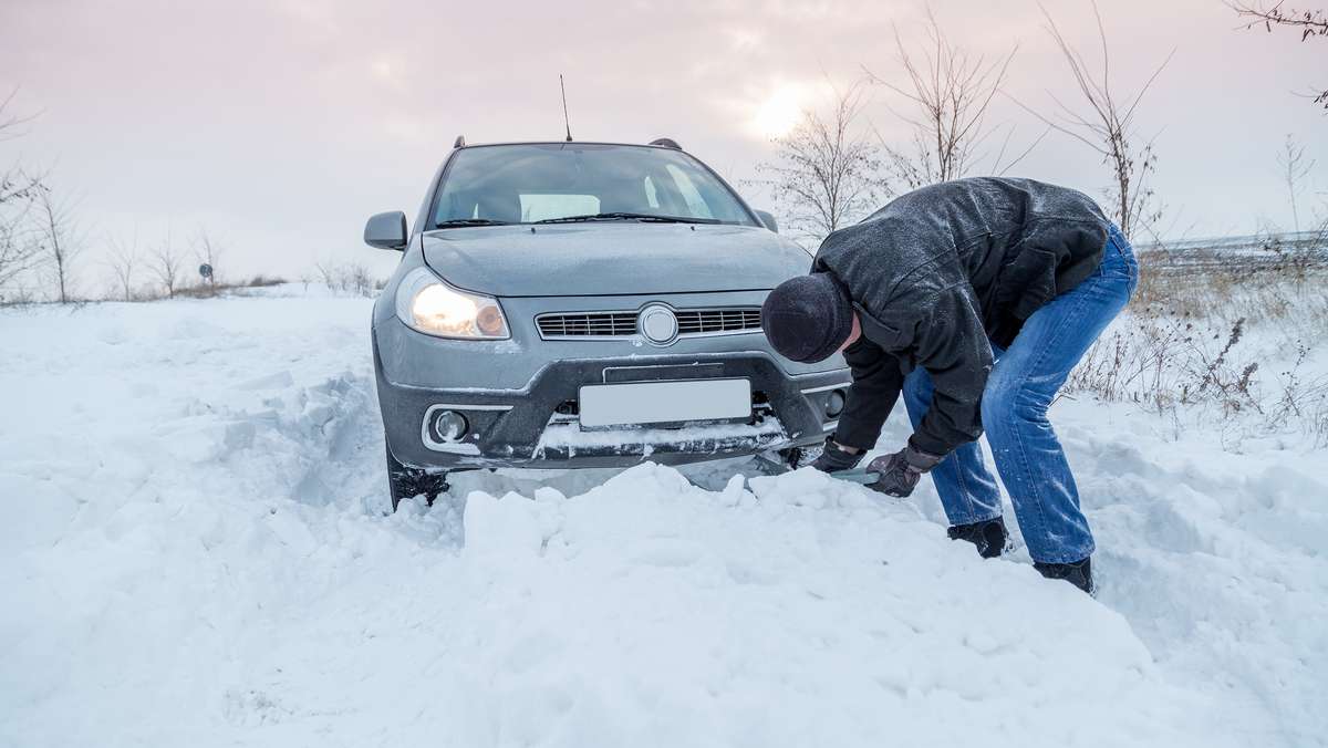 Es passiert schneller als man denkt: Sie haben Ihr Auto festgefahren und stecken im Schnee fest. Was ist jetzt zu tun und welche Hilfsmittel gibt es?