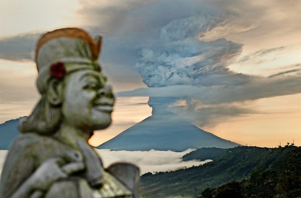 Der Vulkan Agung auf Bali stößt seit Tagen Asche- und Rauchwolken aus.