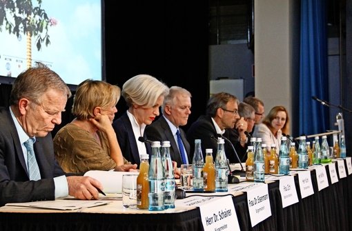 Bis auf Finanzbürgermeister Föll hatte sich die komplette Verwaltungsspitze um Bezirksvorsteherin Ulrike Zich (3. v. l.) versammelt. Foto:  