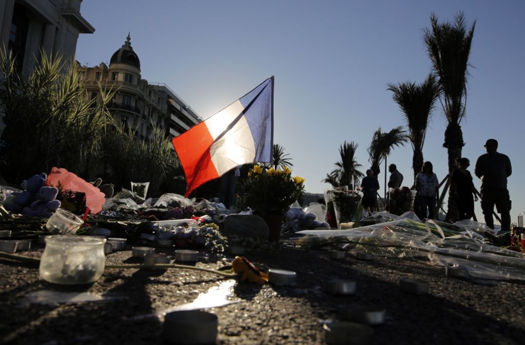 Blumen liegen an der Promenade in Nizza. 84 Menschen haben hier ihr Leben verloren. Foto: AP