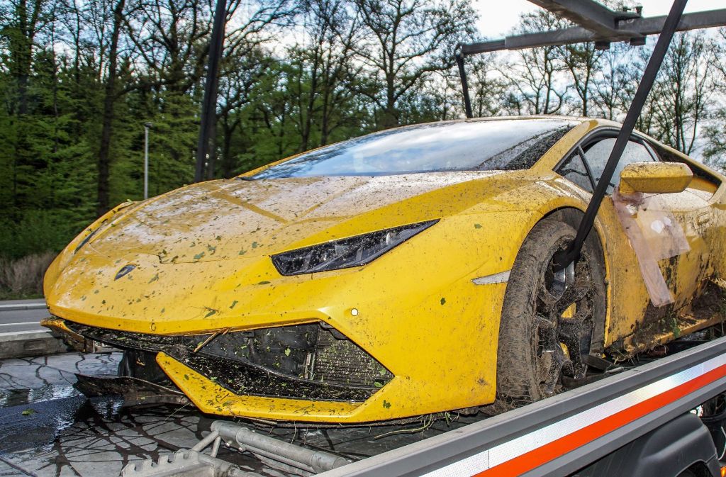 Am Samstagnachmittag kommt ein 26-jähriger Lamborghini-Fahrer von der A81 ab.